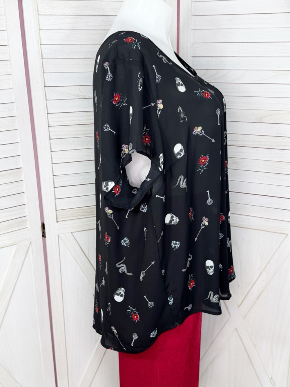 Torrid Gothic Skulls Print Chiffon Button Back Pocket Tee Blouse Black 4X - Picture 4 of 12